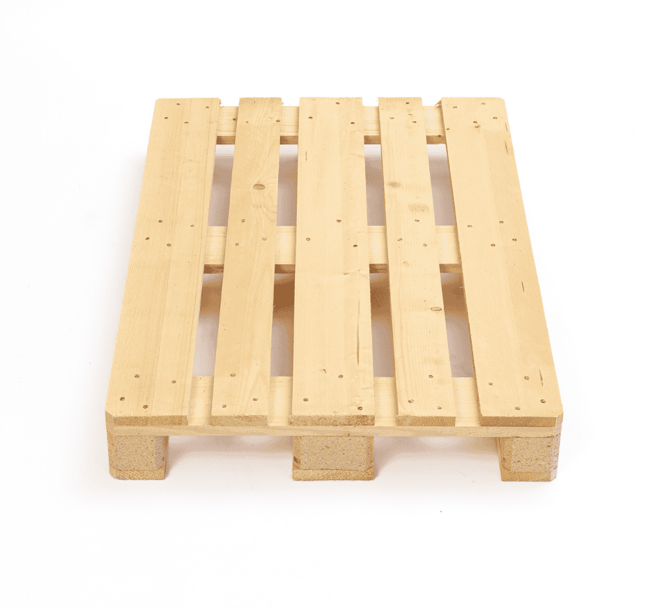 Eine helle, neue Versandpalette aus Holz