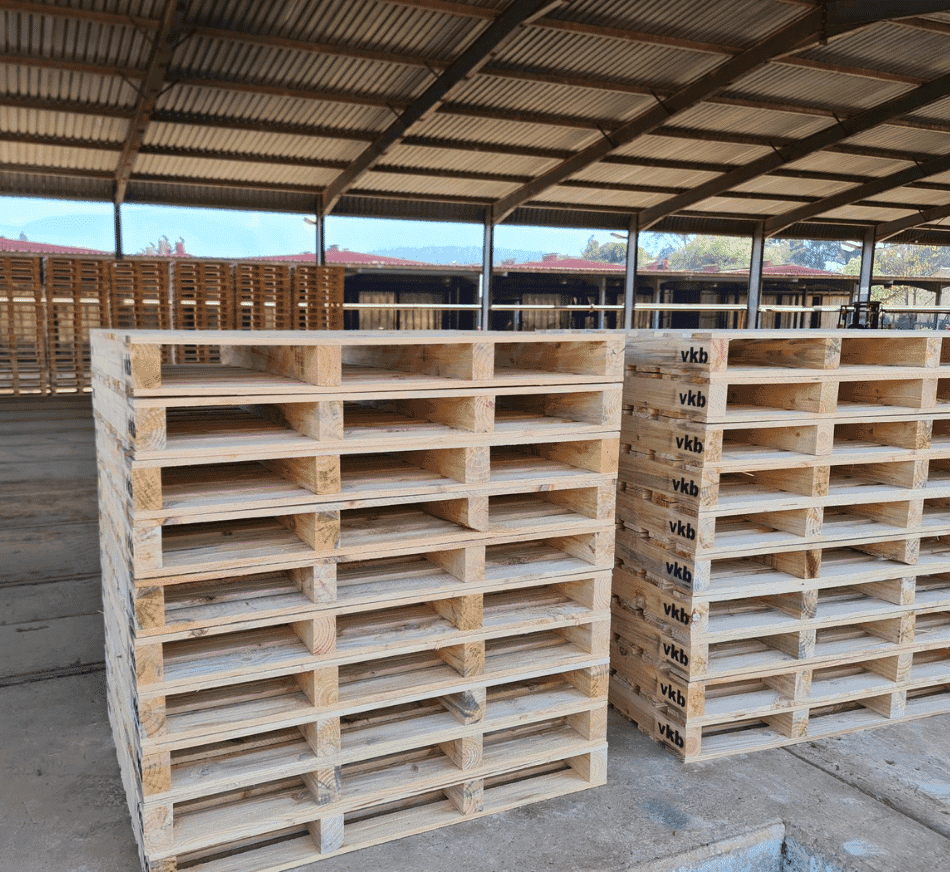 Pallets made of natural wood, ideal for logistics and storage solutions.