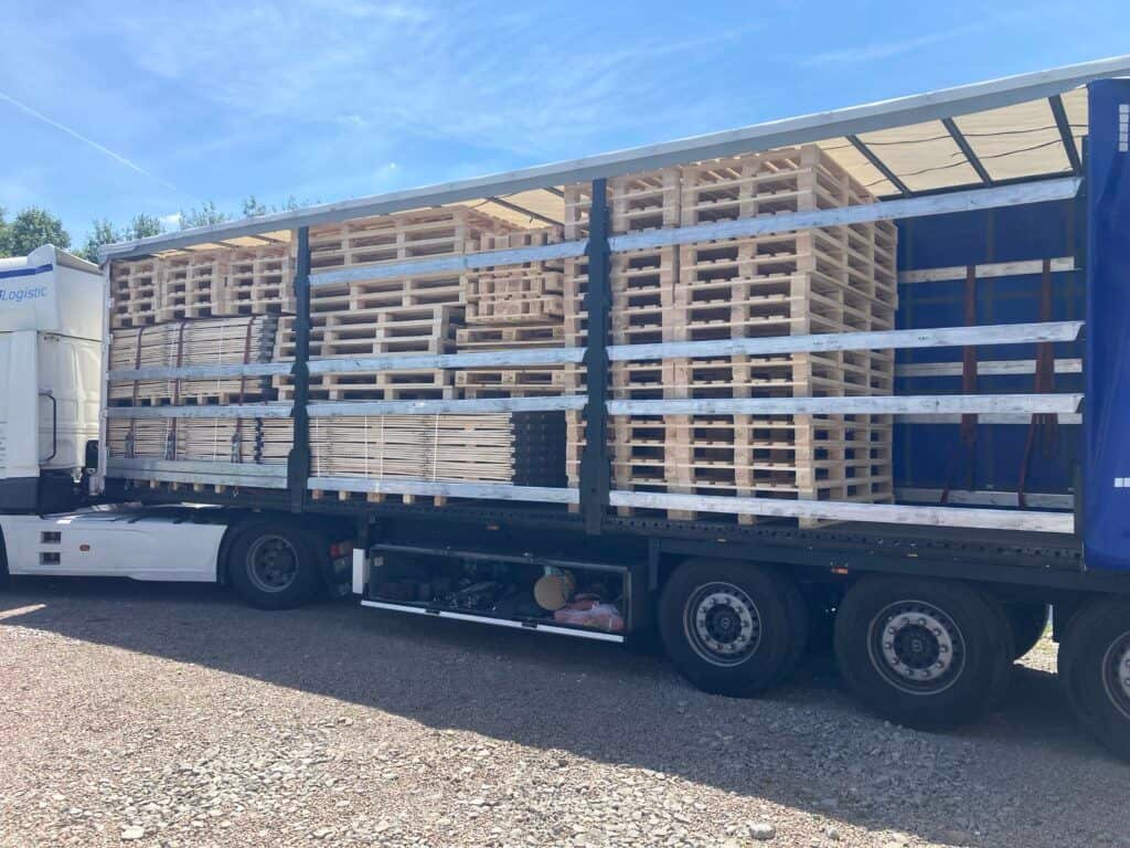 the truck woth mixed wooden packaging